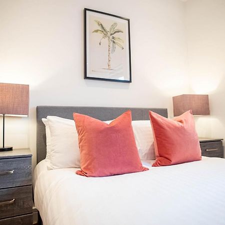Two Bed Flat With Wrap Around Terrace Near Legoland, Windsor, Tube Station Apartment Slough Exterior foto