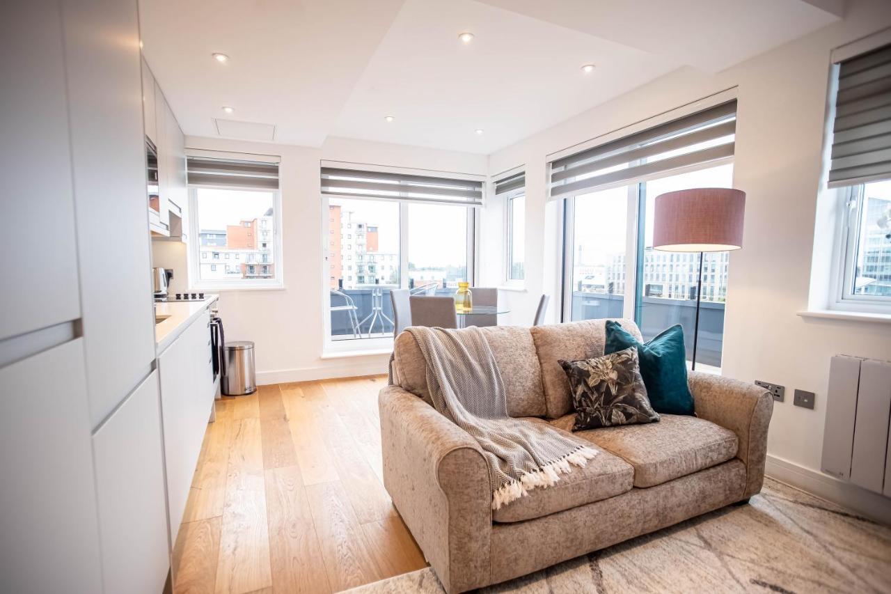 Two Bed Flat With Wrap Around Terrace Near Legoland, Windsor, Tube Station Apartment Slough Exterior foto