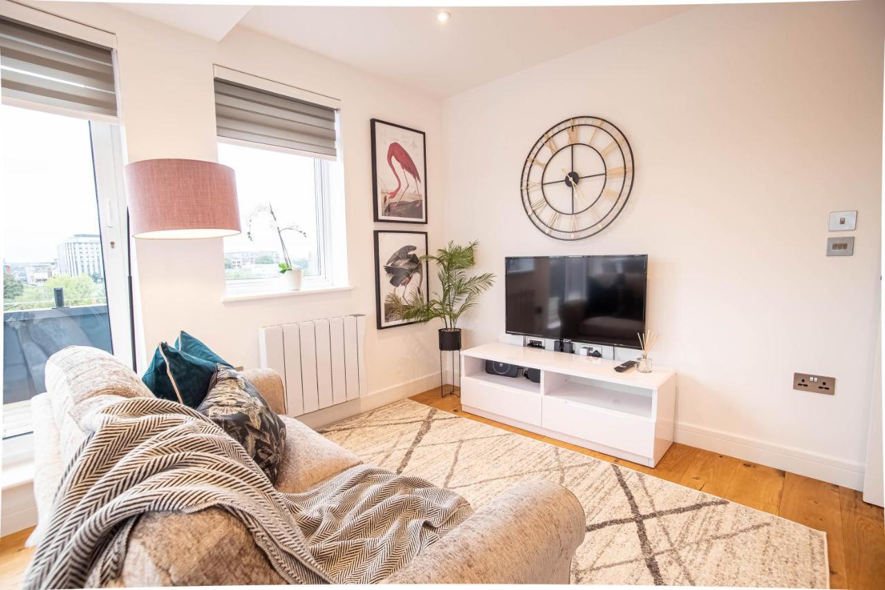 Two Bed Flat With Wrap Around Terrace Near Legoland, Windsor, Tube Station Apartment Slough Exterior foto