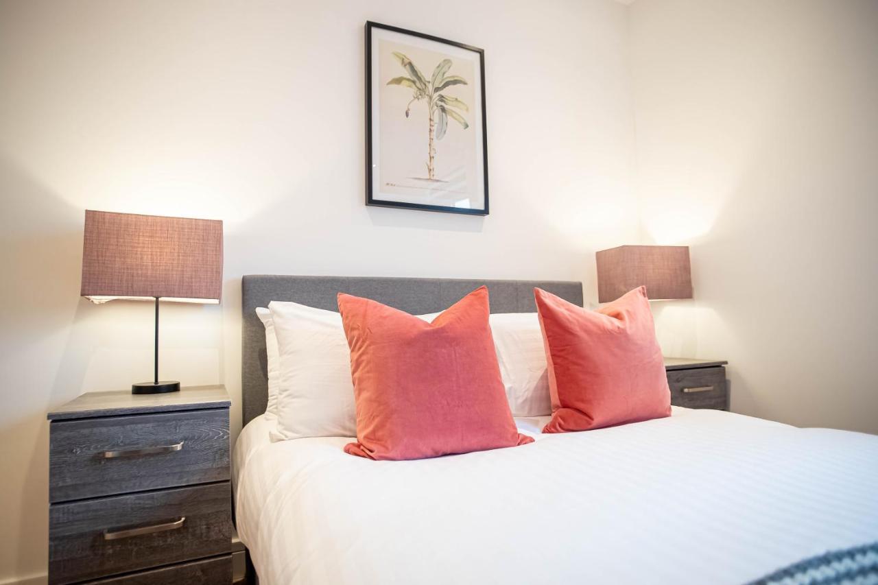 Two Bed Flat With Wrap Around Terrace Near Legoland, Windsor, Tube Station Apartment Slough Exterior foto